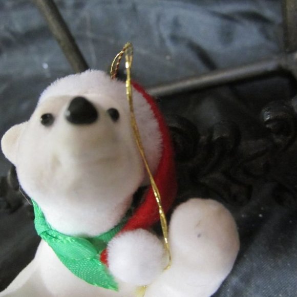 VINTAGE 50'S TO 60'S PLASTIC FLOCKED POLAR BEAR ORNAMENT W/ RED HAT & GREEN BOW - Picture 6 of 6